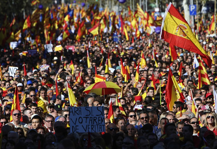 Ογκώδης διαδήλωση στη Βαρκελώνη κατά της απόσχισης από την Ισπανία