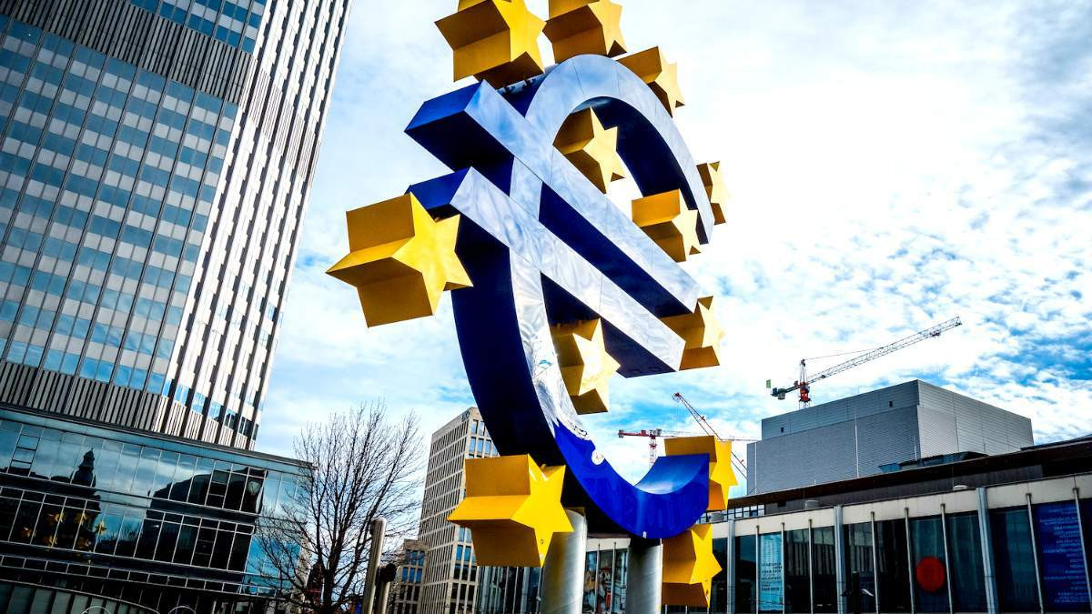 Η ΕΚΤ χρησιμοποιεί ως συμβούλους τραπεζικούς κολοσσούς που έπρεπε να εποπτεύει