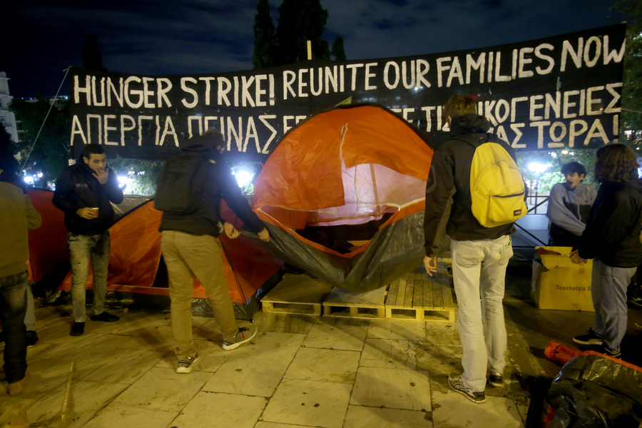 Απεργοί πείνας στο Σύνταγμα: «Ό,τι έχω στη ζωή μου είναι το παιδί μου»