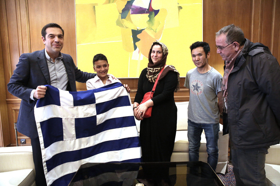 Μια ελληνική σημαία, το συμβολικό δώρο του Τσίπρα στον Αμίρ