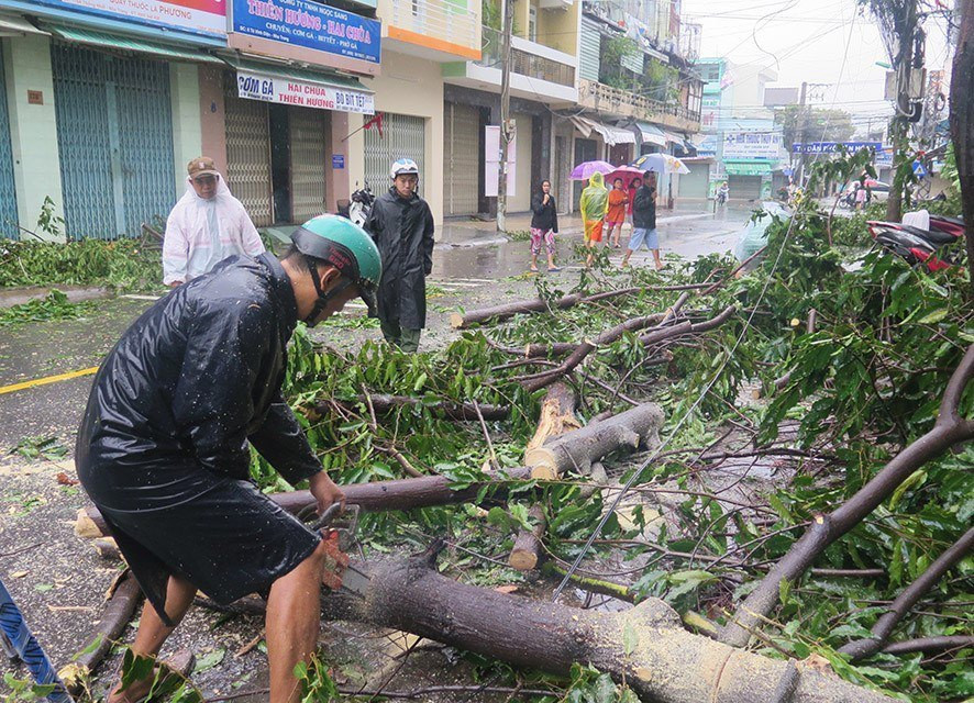 Βιετνάμ: 49 νεκρούς και απίστευτες καταστροφές αφήνει πίσω του ο τυφώνας Ντάμφρεϊ