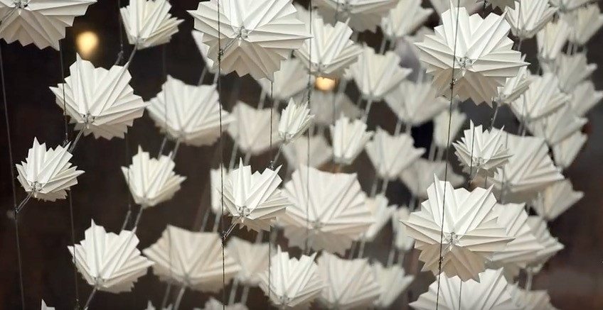 Ένα ζωντανό έργο τέχνης με… 400 ομπρέλες [ΒΙΝΤΕΟ]