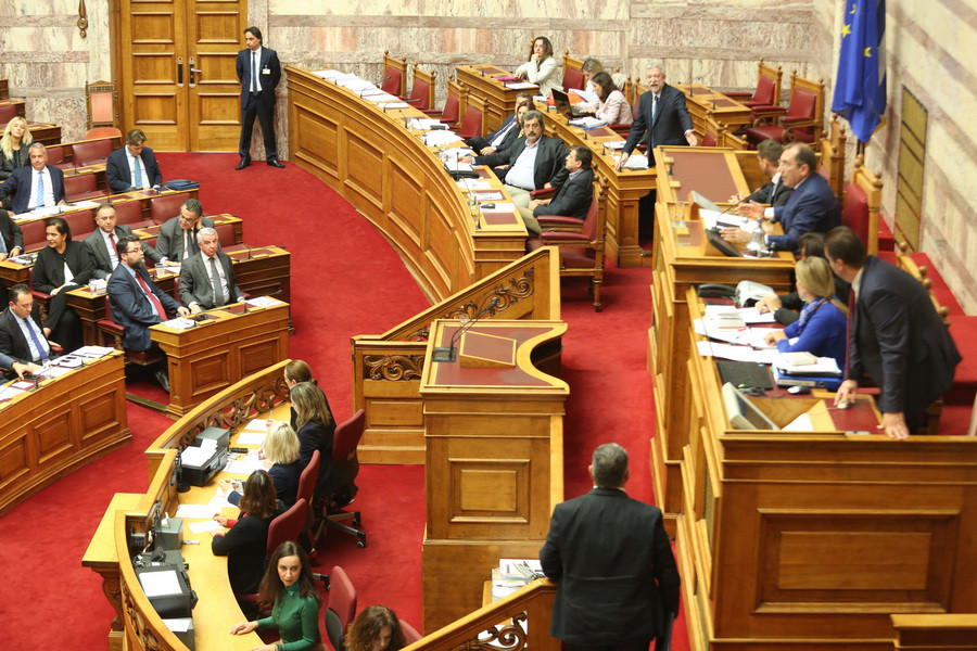 Σκληρή αντιπαράθεση στην Βουλή για την άδεια στον Κουφοντίνα [Βίντεο]