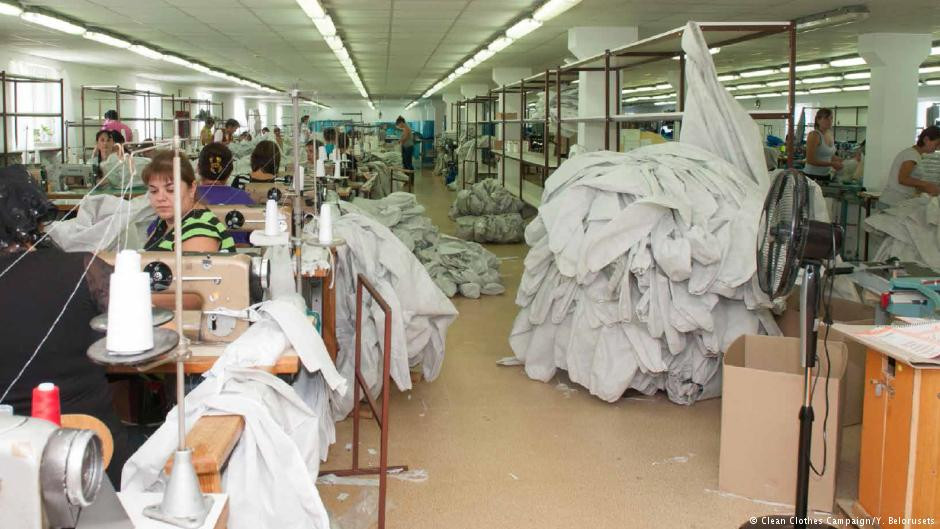 Απάνθρωπες συνθήκες στις πολυεθνικές βιομηχανίες ενδυμάτων της Σερβίας, καταγγέλλει η «Clean Clothes Campaign»