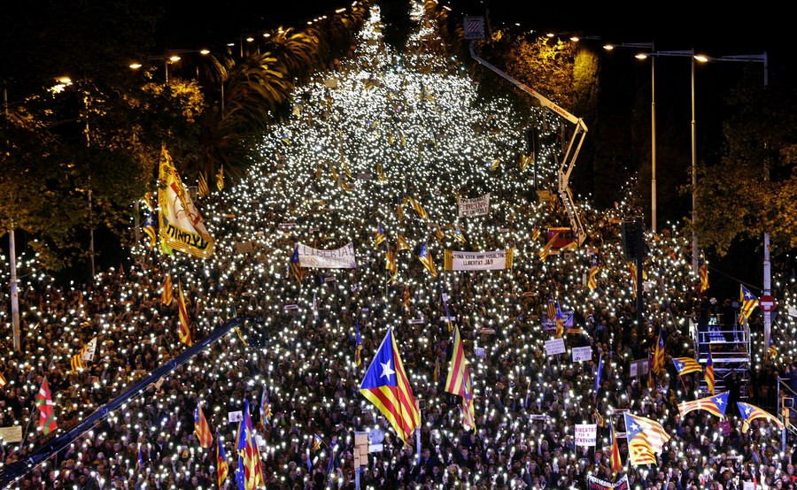 Βαρκελώνη: 750.000 διαδηλωτές υπέρ της αποφυλάκισης των ηγετών της Καταλονίας [ΦΩΤΟ + ΒΙΝΤΕΟ]