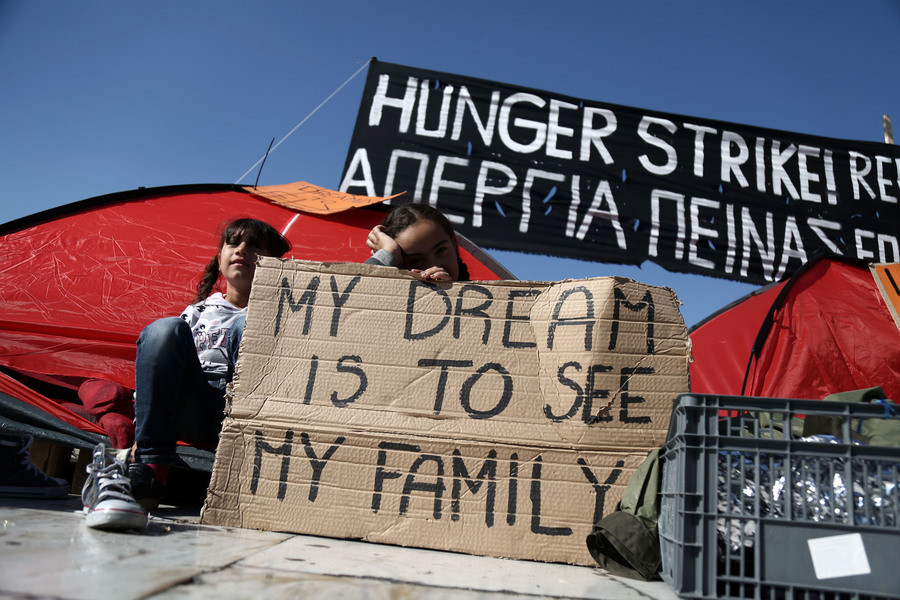 Σοβαρά προβλήματα υγείας αντιμετωπίζουν οι πρόσφυγες απεργοί πείνας στο Σύνταγμα