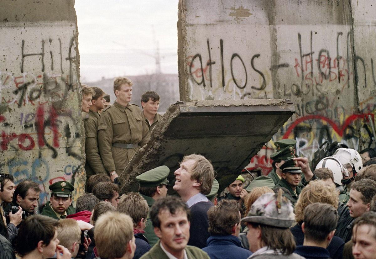 28 χρόνια από την πτώση του Τείχους του Βερολίνου: Πέτυχε η γερμανική επανένωση;