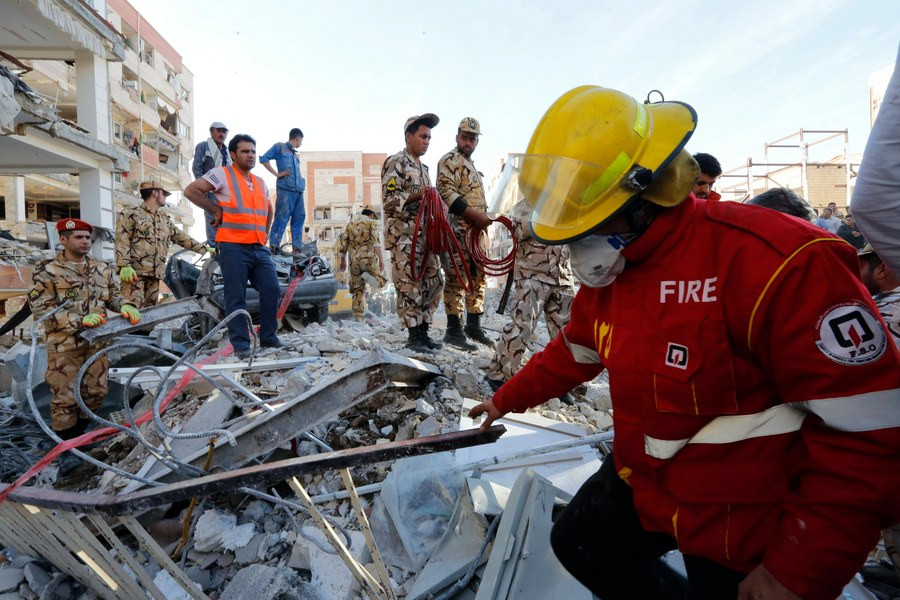 Στους 530 οι νεκροί από το φονικό σεισμό στο Ιράν – Πάνω από 8.000 οι τραυματίες