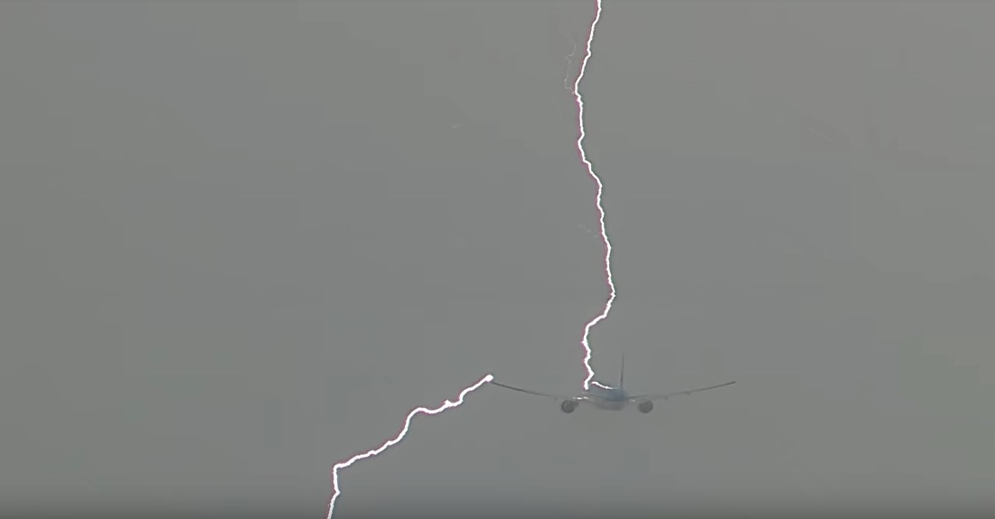 Κεραυνός χτυπά αεροσκάφος λίγο μετά την απογείωση [ΒΙΝΤΕΟ]