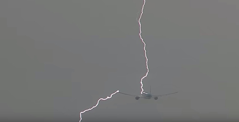 Κεραυνός χτυπάει αεροπλάνο λίγο μετά την απογείωση [ΒΙΝΤΕΟ]