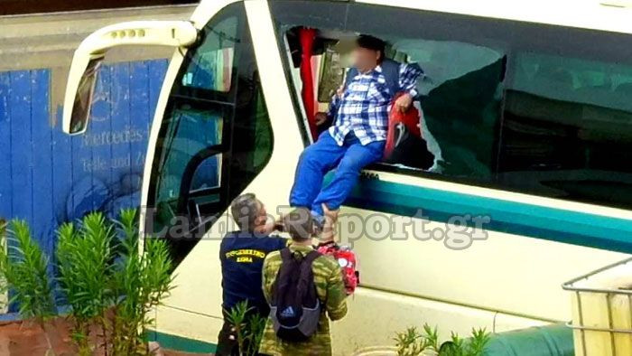 Διάσωση επιβατών λεωφορείου στον κόμβο Θριασίου [ΦΩΤΟ+ΒΙΝΤΕΟ]