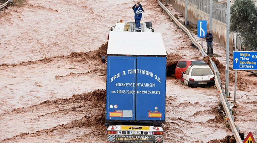 Ανέβηκαν σε φορτηγά για να σωθούν από τα νερά [ΦΩΤΟ+ΒΙΝΤΕΟ]