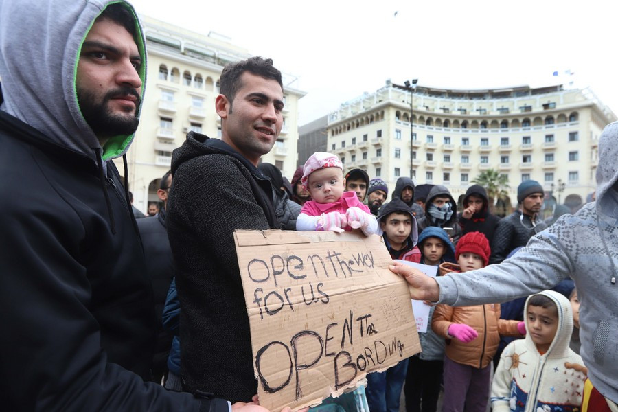Πρόσφυγες στην Αριστοτέλους: «Ανοίξτε τα σύνορα, αφήστε μας να φύγουμε»