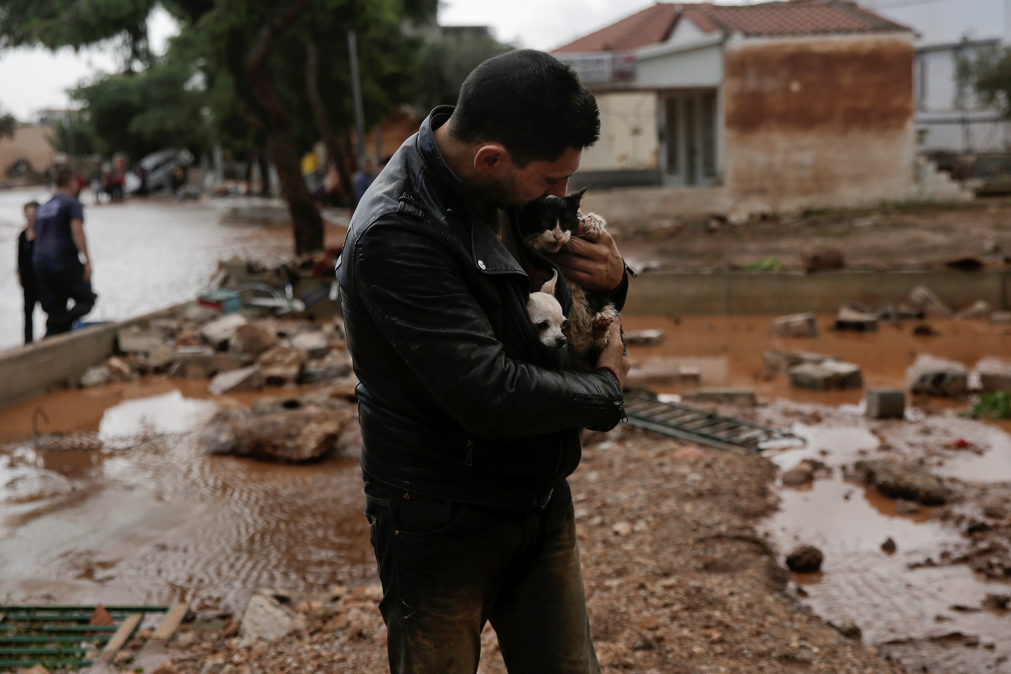 Έσωσε σκύλο και γάτα από τις φονικές πλημμύρες [ΦΩΤΟ]