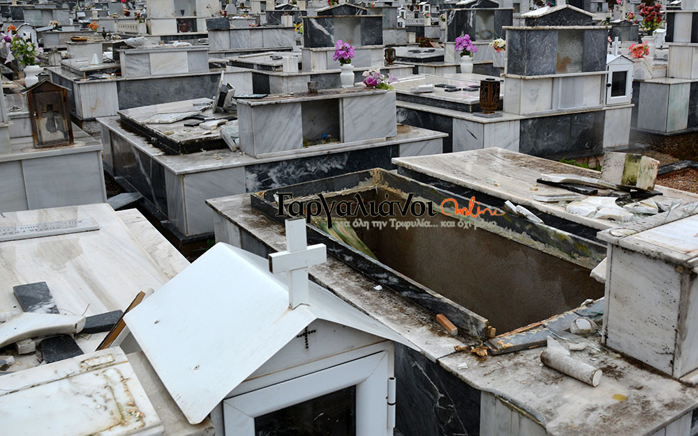 Ανεμοστρόβιλος χτύπησε το νεκροταφείο των Γαργαλιάνων – Ξήλωσε τους τάφους [ΦΩΤΟ+ΒΙΝΤΕΟ]