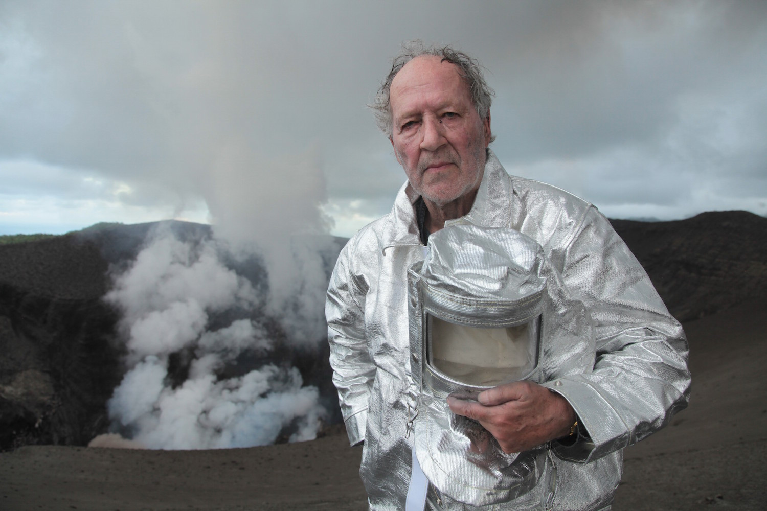 Into the Inferno: Ο Βέρνερ Χέρτζογκ παίζει με τη φωτιά στη σκιά των μυθικών ηφαιστείων