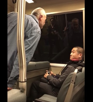 Ρατσιστής επιτίθεται σε Ασιάτη στο μετρό [ΒΙΝΤΕΟ]