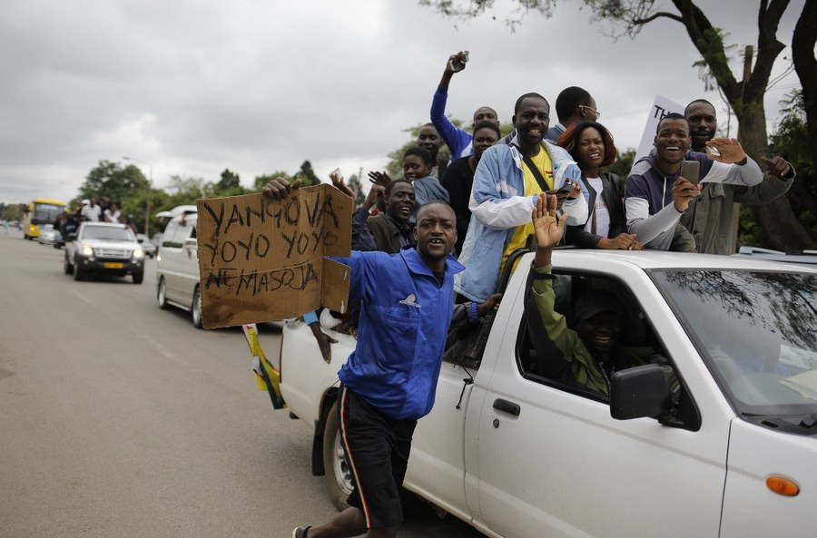 Ζιμπάμπουε: Πανηγυρισμοί στους δρόμους για την πτώση Μουγκάμπε