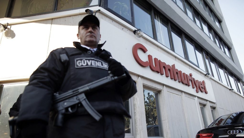 Τρία χρόνια φυλακή σε δημοσιογράφο της Cumhuriyet για ένα tweet