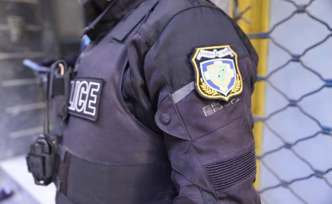 Επίθεση με μαχαίρι σε δύο αστυνομικούς στη Γλυφάδα