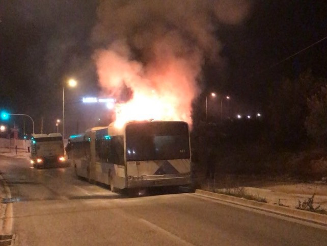 Λεωφορείο τυλίχτηκε στις φλόγες στη Βάρης – Κορωπίου [ΒΙΝΤΕΟ]