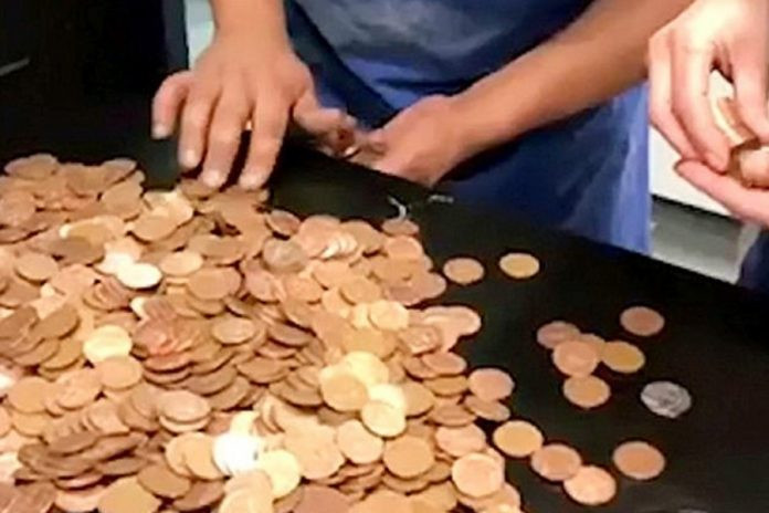 Eκδικήθηκε πιτσαρία πληρώνοντας με 1.287 δίλεπτα κέρματα [ΒΙΝΤΕΟ]