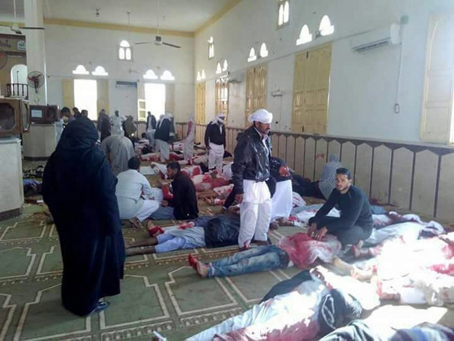 Εκατοντάδες νεκροί από βομβιστική επίθεση σε τέμενος στην Αίγυπτο