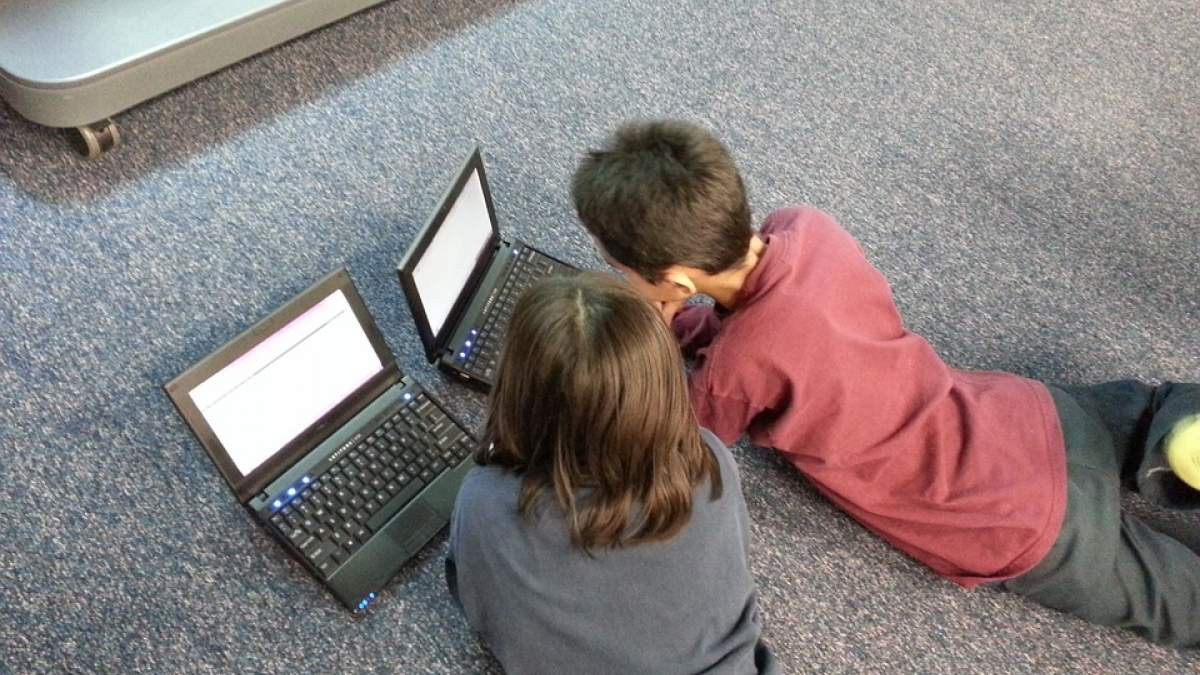 Οι κίνδυνοι στο διαδίκτυο για τα παιδιά – Τι πρέπει να προσέχουν οι γονείς