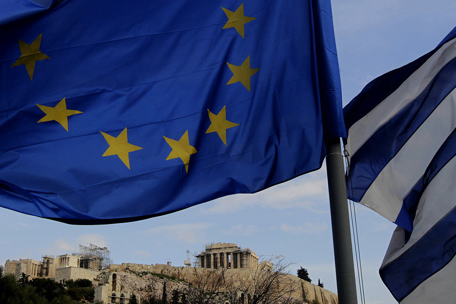 Focus: Η οικονομία ανακάμπτει, η Ελλάδα ξανά στα πόδια της