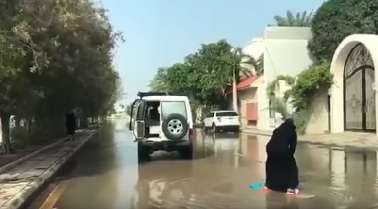 Κάνει σερφ στους πλημμυρισμένους δρόμους της Σαουδικής Αραβίας [ΒΙΝΤΕΟ]