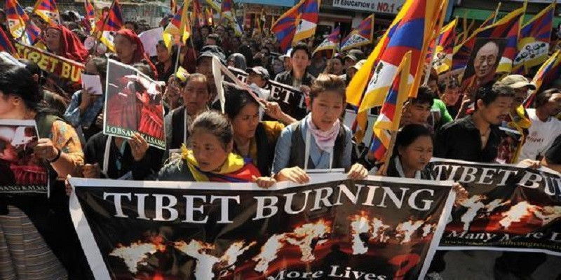 Θιβετιανός μοναχός αυτοπυρπολήθηκε για να διαμαρτυρηθεί κατά της Κίνας