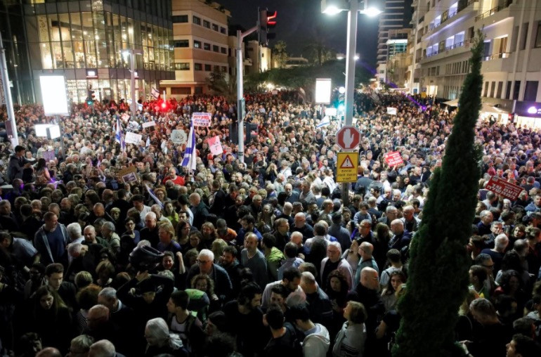 Χιλιάδες στους δρόμους του Ισραήλ κατά του Νετανιάχου και της διαφθοράς [ΒΙΝΤΕΟ]
