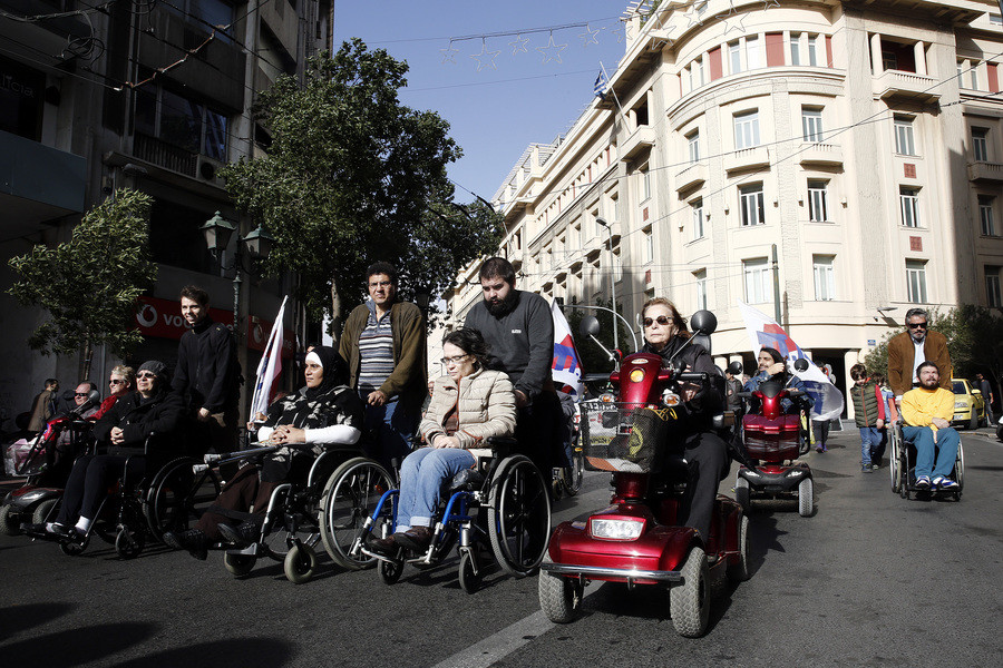 Πορεία προς το Μέγαρο Μαξίμου από άτομα με αναπηρία