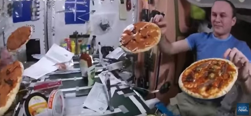 Μαγειρεύοντας διαστημική πίτσα με μηδενική βαρύτητα [ΒΙΝΤΕΟ]