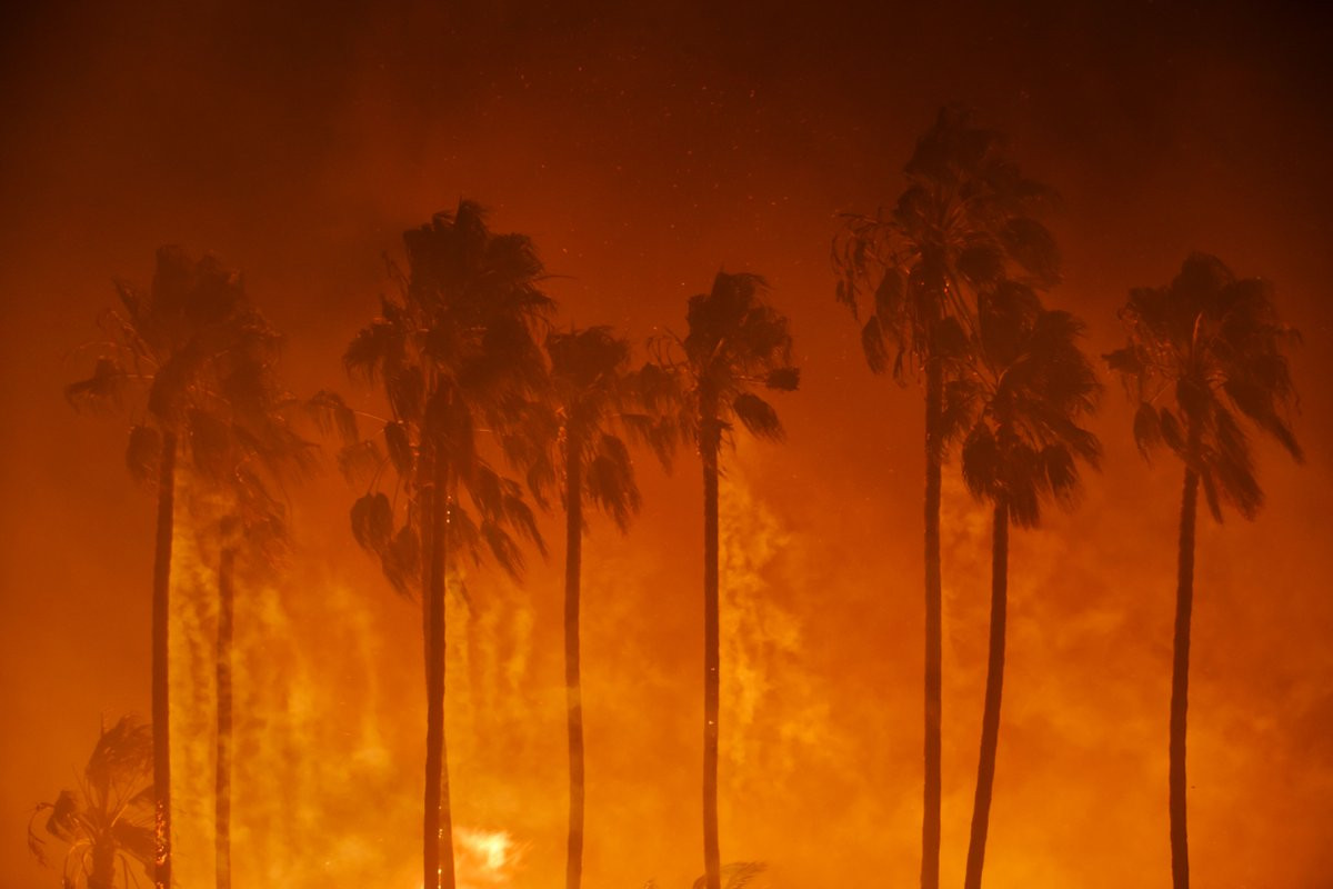 Οι φλόγες πολιορκούν το Λος ‘Αντζελες – Τουλάχιστον ένας νεκρός