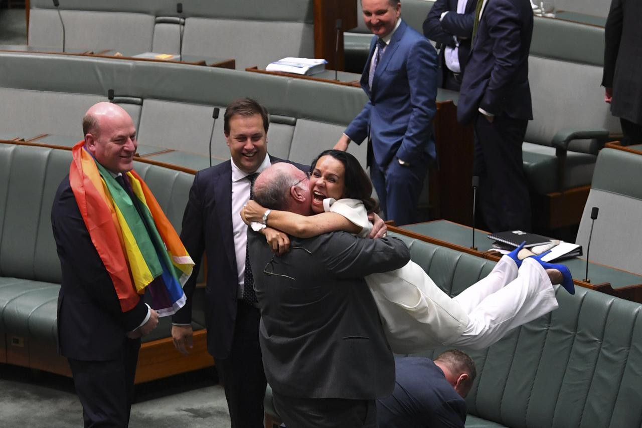 Αυστραλία: Το Κοινοβούλιο αναγνώρισε τον γάμο μεταξύ ομοφυλόφιλων