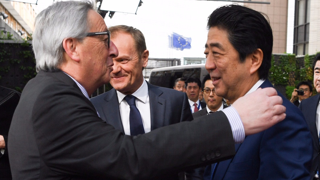 Βρυξέλλες και Τόκιο έδωσαν τα χέρια για ελεύθερο εμπόριο