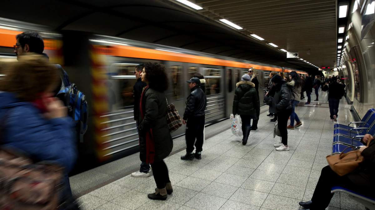Εκκενώθηκε ο σταθμός στο Σύνταγμα – Άνδρας ο εγκλωβισμένος στις ράγες του μετρό
