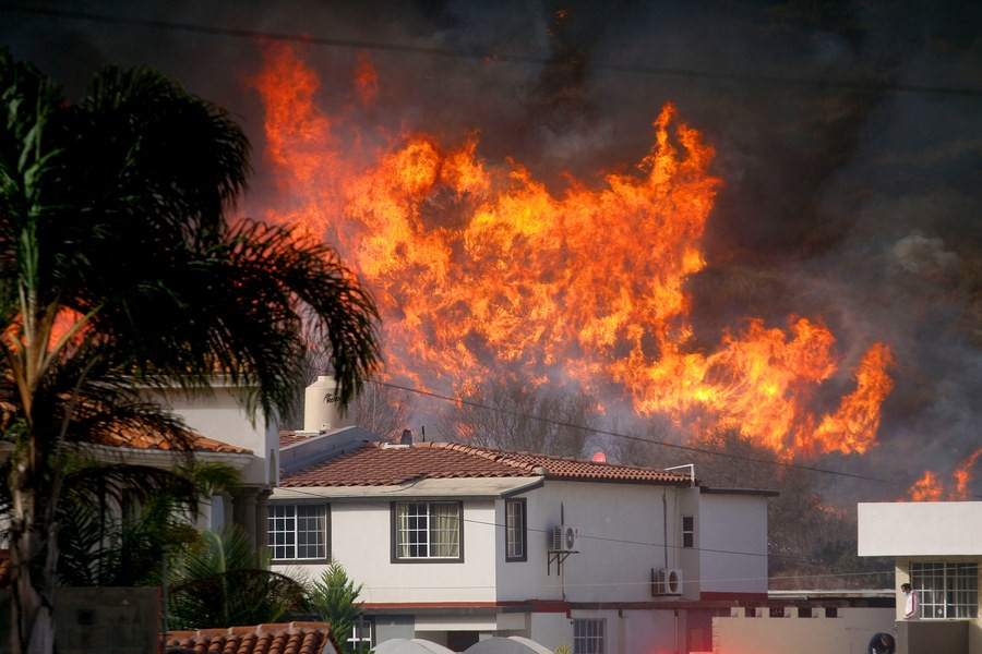 Φωτιές στο Λος Άντζελες: Με ιδιωτικούς πυροσβέστες οι σταρ προστατεύουν τις βίλες τους