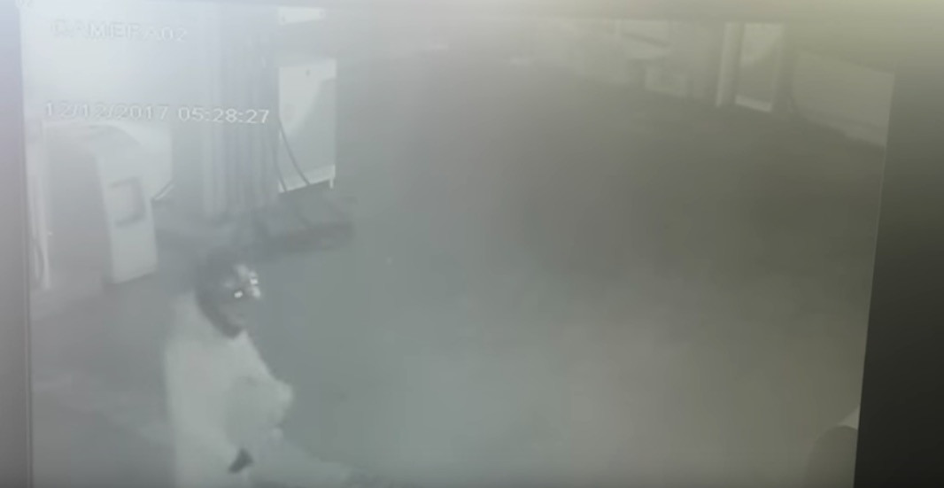 Βίντεο: H στιγμή που οι δράστες τοποθετούν τα εκρηκτικά στο βενζινάδικο στην Ανάβυσσο