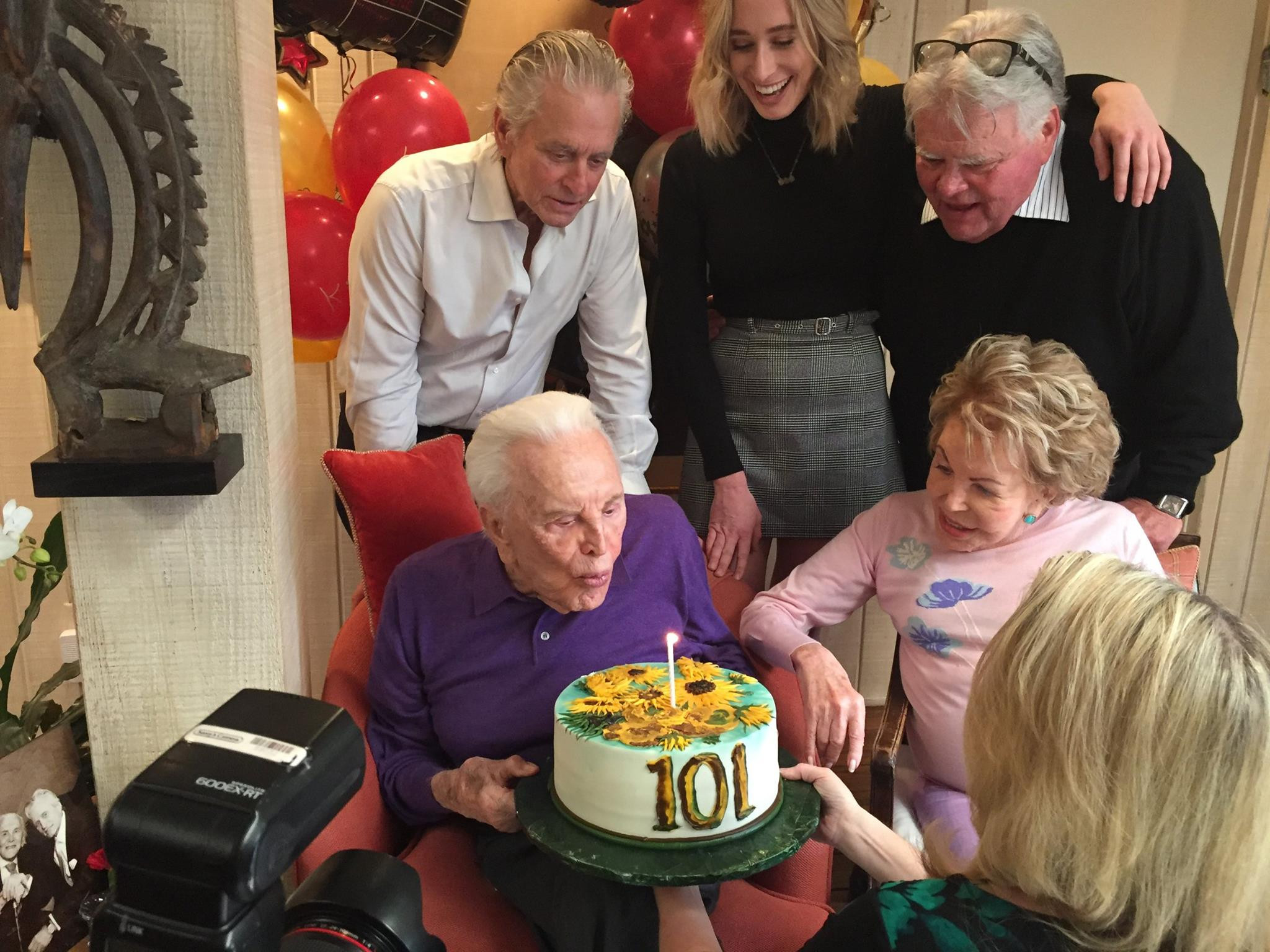 Με μια βότκα γιόρτασε τα 101α γενέθλιά του ο «Σπάρτακος» Κερκ Ντάγκλας