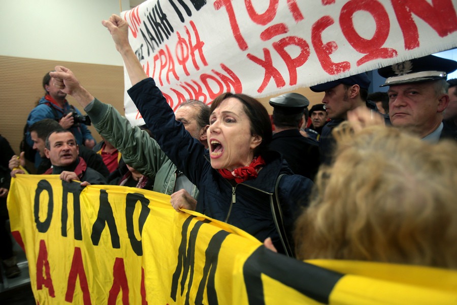 Διαδηλωτές εμπόδισαν συμβολαιογράφο να μπει στο Ειρηνοδικείο Αθηνών – Τεταμένη η κατάσταση