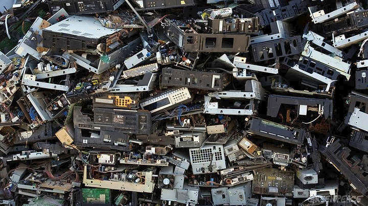 Τα παγκόσμια ηλεκτρονικά απόβλητα το 2016 ζύγιζαν όσο εννέα πυραμίδες της Γκίζας
