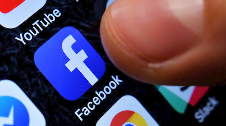 Γαλλία: Μόνο με τη συναίνεση γονέων θα φτιάχνουν Facebook τα παιδιά κάτω των 16 ετών