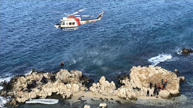 Διάσωση στο Αιγαίο: Τουρκικό ελικόπτερο απομακρύνει μετανάστες από βραχονησίδα [ΒΙΝΤΕΟ]