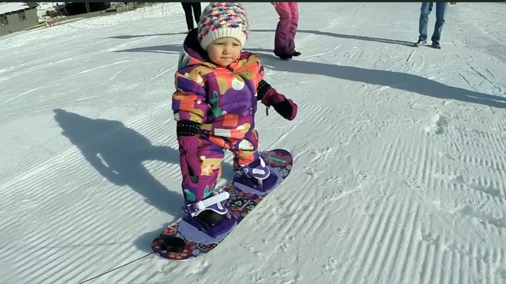 Το πρώτο μωρό που μαθαίνει snowboard [ΒΙΝΤΕΟ]