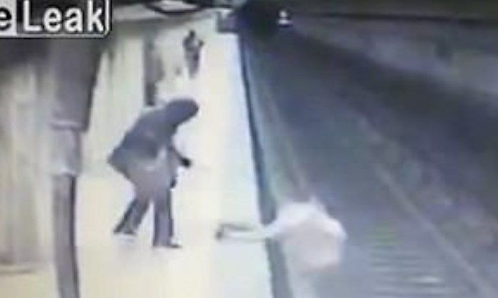 Βίντεο-σοκ: Σπρώχνει κοπέλα στις γραμμές του μετρό και τη σκοτώνει