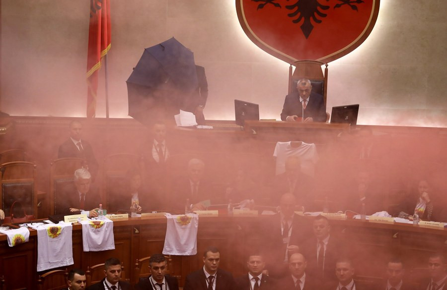 Χαμός στην Αλβανική Βουλή: Ξύλο και καπνογόνα [Βίντεο]