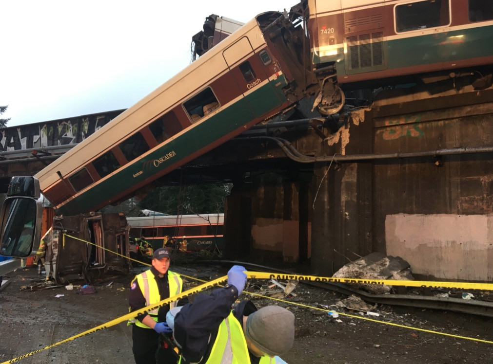 Τρένο εκτροχιάστηκε πάνω σε γέφυρα και έπεσε σε αυτοκινητόδρομο στις ΗΠΑ: Πολλοί νεκροί και τραυματίες [ΦΩΤΟ+ΒΙΝΤΕΟ]
