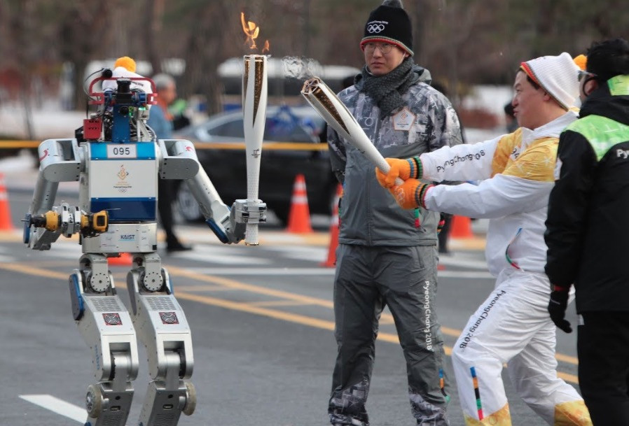 Λαμπαδηδρόμος-ρομπότ στους χειμερινούς Ολυμπιακούς της Νότιας Κορέας [ΦΩΤΟ+BINTEO]